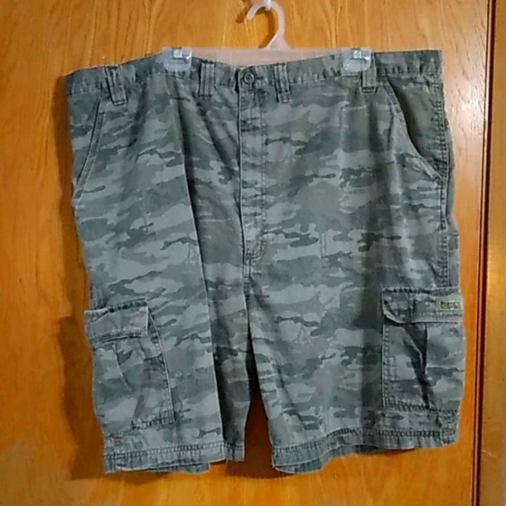 Men's Size 48 Wrangler Green Camo Cargo Shorts